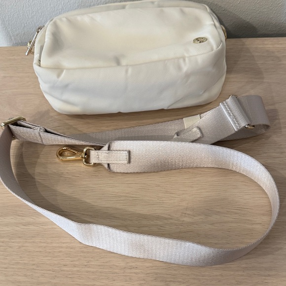lululemon athletica Ivory Everywhere Crossbody 3L Bag - Picture 10 of 10